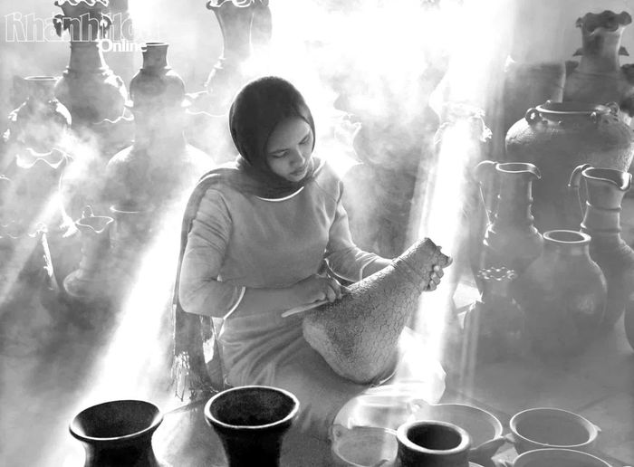 Giữa những đổi thay của cuộc sống, hình ảnh người phụ nữ Chăm cần mẫn bên những sản phẩm gốm gợi nhắc về sức sống bền bỉ của làng nghề. Nghề gốm được giữ gìn không chỉ bằng kỹ thuật mà còn bằng tình yêu và niềm tự hào với di sản của cha ông.