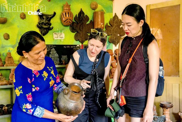 Gốm Bàu Trúc không chỉ hiện diện trong đời sống sinh hoạt mà còn trở thành sản phẩm văn hóa, du lịch đặc trưng. Những hoạt động giới thiệu, trải nghiệm làm gốm giúp du khách hiểu hơn về nghề truyền thống và góp phần mở rộng thị trường tiêu thụ.