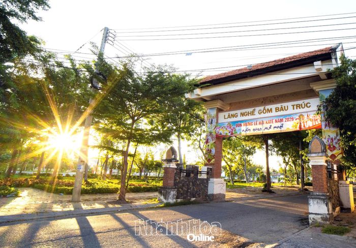 Cổng vào làng gốm Bàu Trúc, nơi lưu giữ nghề làm gốm truyền thống của đồng bào Chăm.