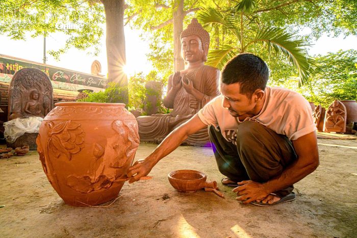 Sau công đoạn tạo hình, người thợ tiếp tục chỉnh sửa, chạm khắc và trang trí hoa văn. Những họa tiết mang cảm hứng từ đời sống và văn hóa dân tộc Chăm góp phần tạo nên vẻ đẹp riêng cho từng sản phẩm.