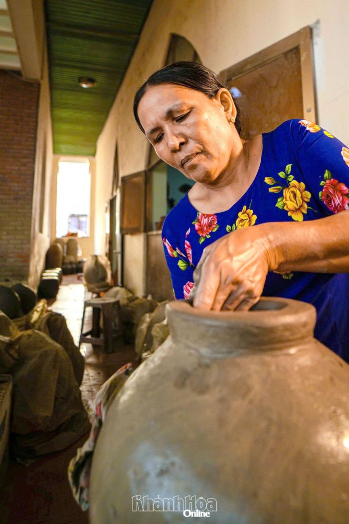 Không sử dụng bàn xoay, nghệ nhân người Chăm di chuyển quanh khối đất, dùng đôi bàn tay khéo léo vuốt, nắn để tạo hình sản phẩm. Kỹ thuật độc đáo này được gìn giữ qua nhiều thế hệ, trở thành nét riêng của nghề gốm Bàu Trúc.