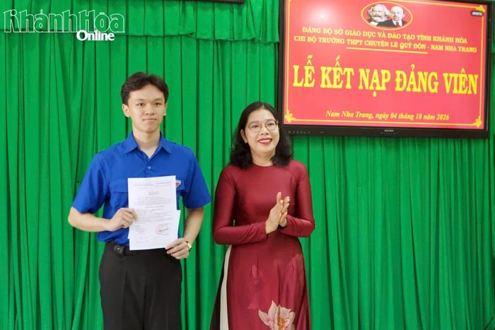 Lãnh đạo Trường THPT Chuyên Lê Quý Đôn - Nam Nha Trang trao quyết định kết nạp đảng cho em Đoàn Thanh Tùng.