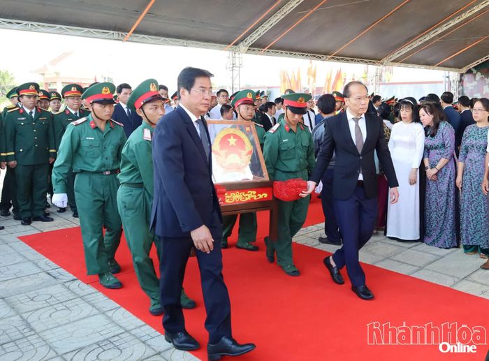 Đồng chí Nguyễn Khắc Hà và đồng chí Nguyễn Long Biên cùng lực lượng tiêu binh di chuyển các hài cốt liệt sĩ đến ô mộ để an táng.