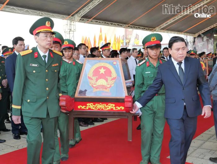 Đồng chí Lâm Đông cùng các đại biểu và lực lượng tiêu binh di chuyển các hài cốt liệt sĩ đến ô mộ để an táng.