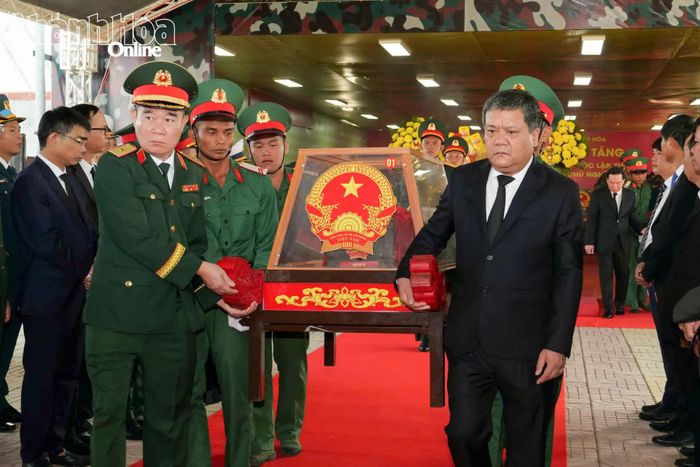 Đồng chí Trần Phong cùng các đại biểu và lực lượng tiêu binh di chuyển các hài cốt liệt sĩ đến ô mộ để an táng.