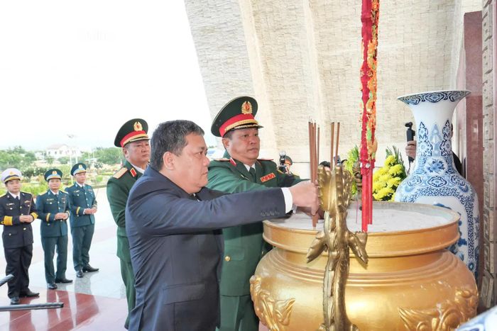 Đồng chí Trần Phong thành kính dâng hương tưởng nhớ các anh hùng liệt sĩ.