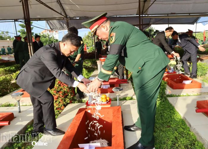 Đồng chí Nguyễn Việt Hùng và đại biểu thực hiện nghi thức thả hoa vào phần mộ các liệt sĩ.