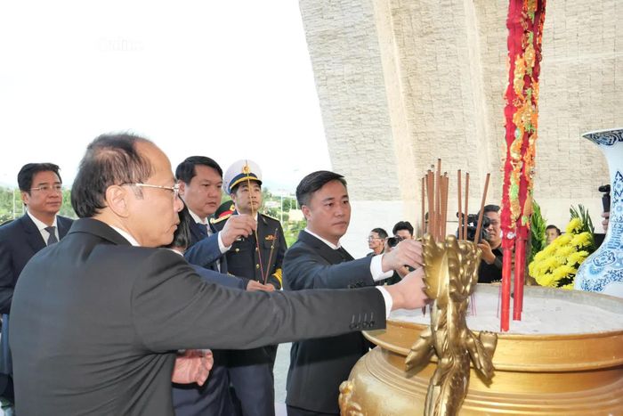 Đồng chí Nguyễn Khắc Hà thành kính dâng hương tưởng nhớ các anh hùng liệt sĩ.