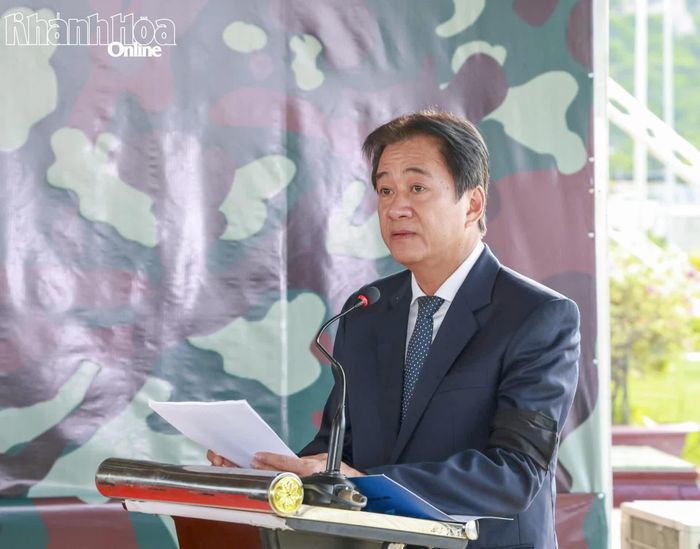 Đồng chí Nguyễn Long Biên - Ủy viên Ban Thường vụ Tỉnh ủy, Phó Chủ tịch Thường trực UBND tỉnh đọc điếu văn tưởng niệm các anh hùng liệt sĩ.