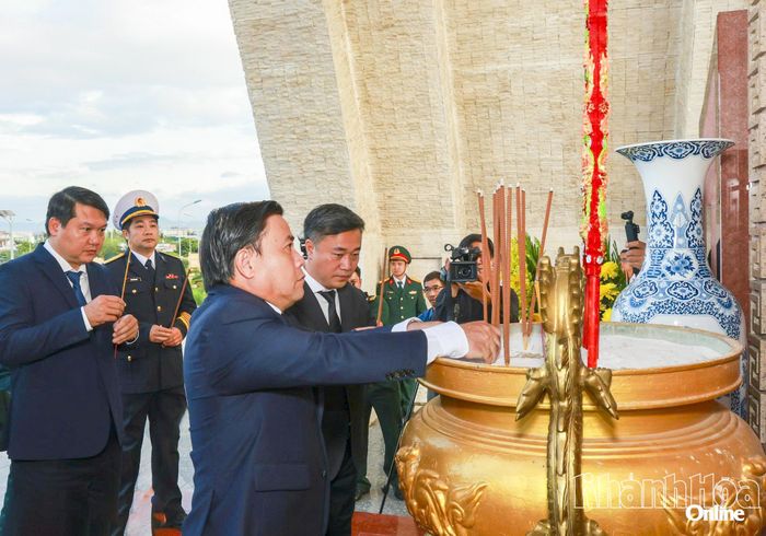 Đồng chí Lâm Đông thành kính dâng hương tưởng nhớ các anh hùng liệt sĩ.