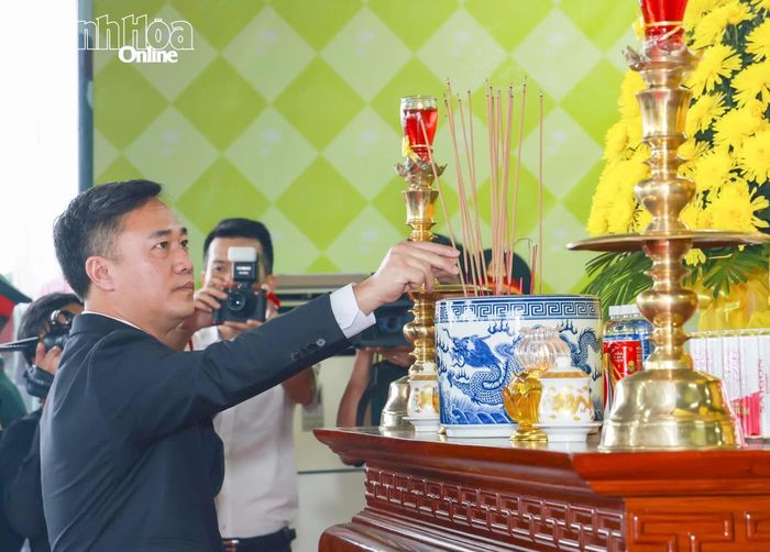 Đồng chí Nguyễn Việt Hùng thành kính dâng hương tưởng nhớ các anh hùng liệt sĩ.