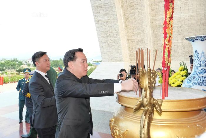 Đồng chí Hồ Xuân Trường thành kính dâng hương tưởng nhớ các anh hùng liệt sĩ.