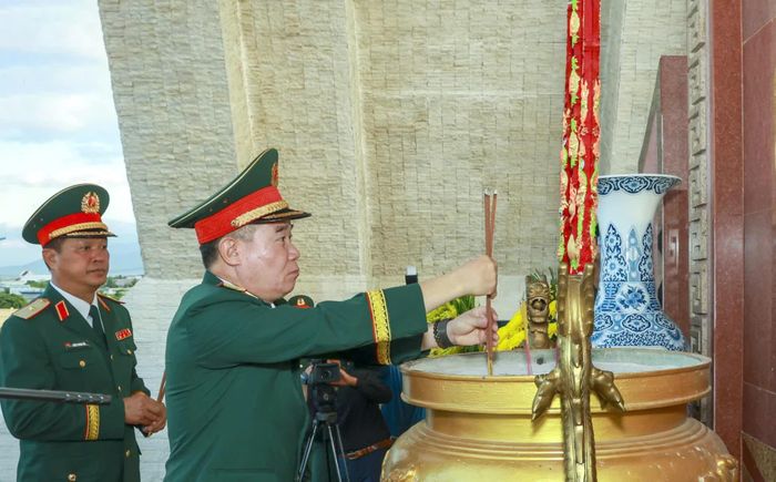Thiếu tướng Đoàn Quang Hòa thành kính dâng hương tưởng nhớ các anh hùng liệt sĩ.