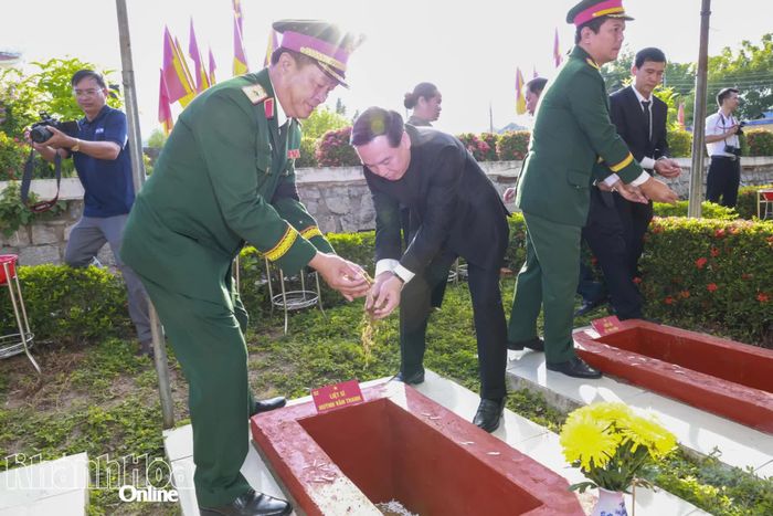 Đồng chí Hồ Xuân Trường và các đại biểu thực hiện nghi thức thả hoa vào phần mộ các liệt sĩ.