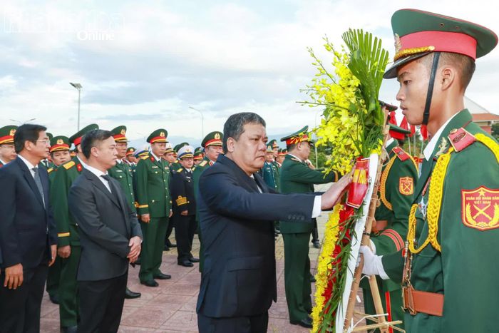 Đồng chí Trần Phong thực hiện nghi thức chỉnh hoa.