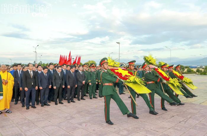 Các đoàn đại biểu dâng hoa tưởng nhớ các anh hùng liệt sĩ.