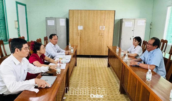 Đoàn kiểm tra làm việc với lãnh đạo Trường THPT Nguyễn Văn Trỗi.