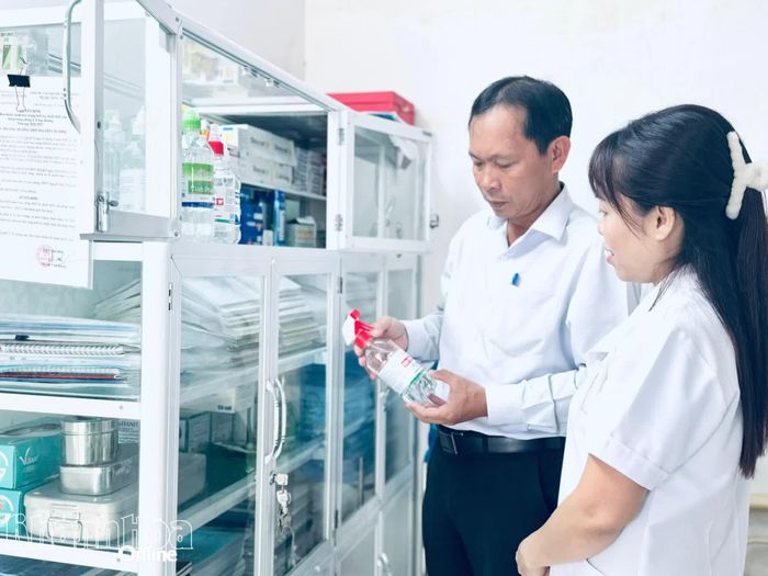 Đoàn kiểm tra giám sát tại phòng Y tế Trường THPT Nguyễn Văn Trỗi.