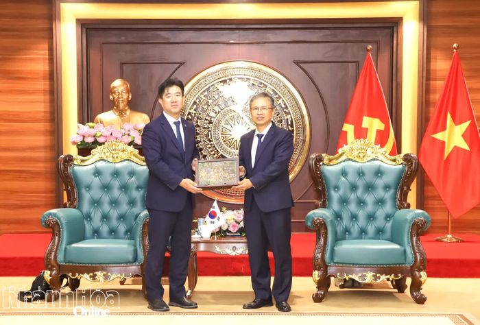 Ông Noh Dong-wan tặng quà lưu niệm cho đồng chí Trần Hòa Nam.
