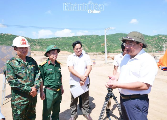 Phó Chủ tịch UBND tỉnh Trịnh Minh Hoàng trao đổi với các nhà thầu về tiến độ thi công khu tái định cư phục vụ Dự án Nhà máy Điện hạt nhân Ninh Thuận 2.
