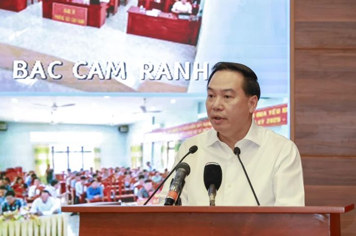 Đồng chí Hồ Xuân Trường quán triệt các nội dung tại hội nghị.