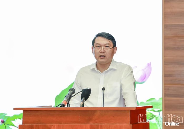 Đồng chí Lương Đức Hải - Ủy viên Ban Thường vụ Tỉnh ủy, Trưởng Ban Tổ chức Tỉnh ủy quán triệt các nội dung tại hội nghị.