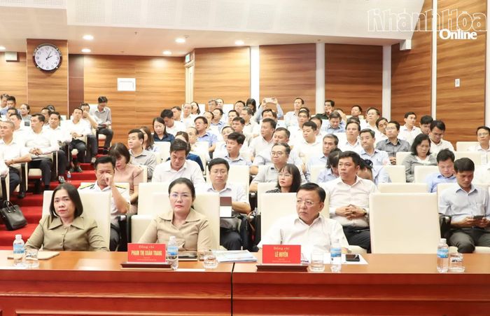 Các đồng chí: Trần Thu Mai - Ủy viên Ban Thường vụ Tỉnh ủy, Phó Chủ tịch Thường trực Ủy ban MTTQ Việt Nam tỉnh; Phạm Thị Xuân Trang - Phó Chủ tịch HĐND tỉnh; Lê Huyền - Phó Chủ tịch UBND tỉnh tham dự hội nghị.