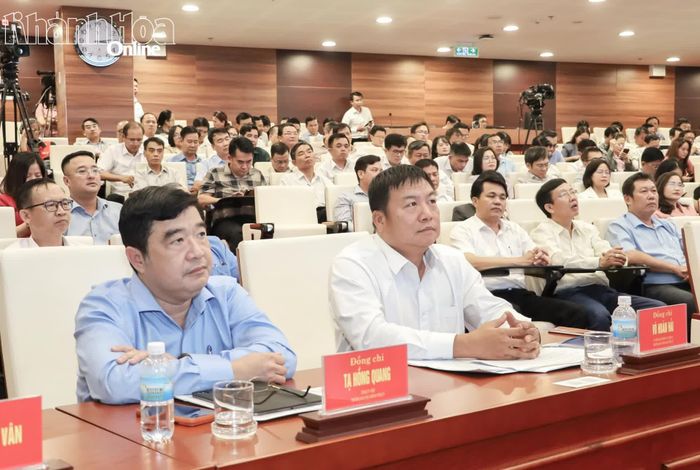Các đồng chí: Võ Hoàn Hải - Ủy viên Ban Thường vụ Tỉnh ủy, Trưởng Ban Tuyên giáo Tỉnh ủy; Tạ Hồng Quang - Trưởng Ban Nội chính Tỉnh ủy và các đại biểu tham dự hội nghị.