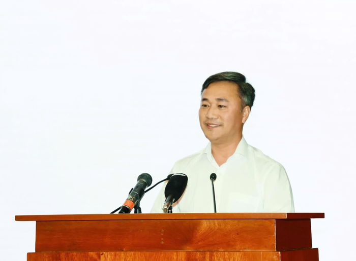 Đồng chí Nguyễn Việt Hùng quán triệt các nội dung tại hội nghị.