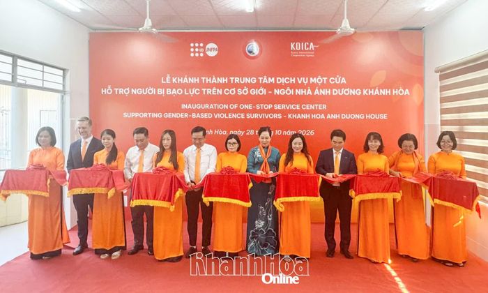 Các đại biểu cắt băng khánh thành Ngôi nhà Ánh Dương Khánh Hòa.
