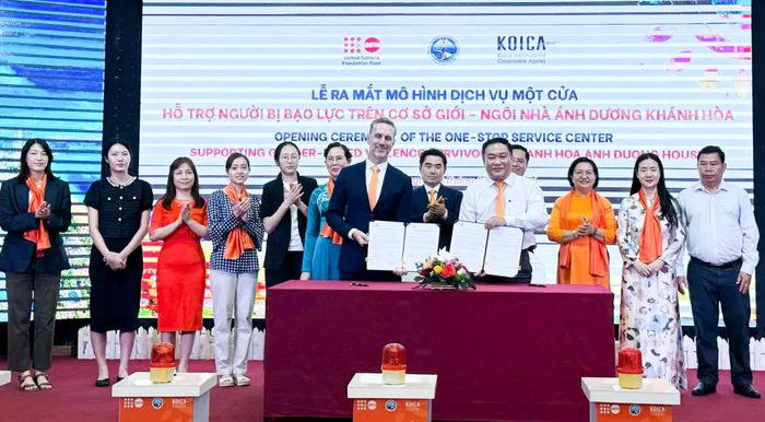 Đại diện UNFPA và Sở Y tế tỉnh ký kết bàn giao Ngôi nhà Ánh Dương Khánh Hòa.