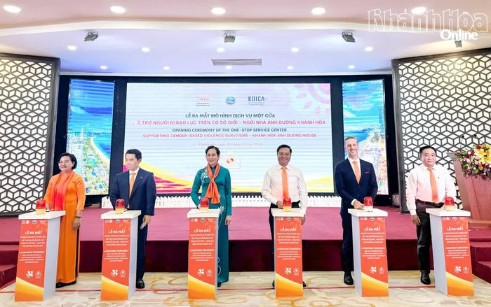 Các đại biểu ấn nút đưa Ngôi nhà Ánh Dương Khánh Hòa đi vào hoạt động.