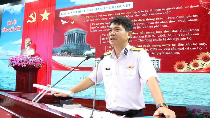 Đại tá Bùi Văn Bền quán triệt chuyên đề.