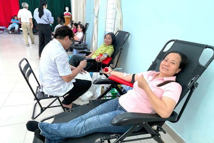 Các tình nguyện viên tham gia hiến máu tại ngày hội.