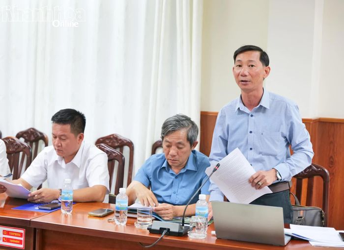 Lãnh đạo UBND xã Bác Ái Tây báo cáo những khó khăn, vướng mắc trong công tác bồi thường, hỗ trợ người dân bị ảnh hưởng bởi dự án.