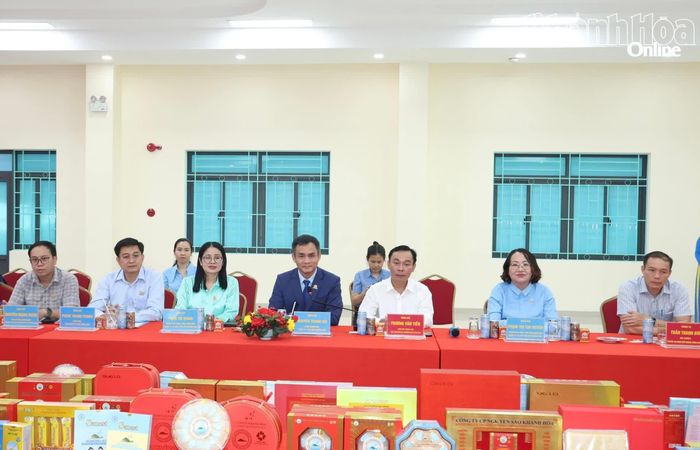 Lãnh đạo Công ty Yến sào Khánh Hòa và các đơn vị tại buổi làm việc.