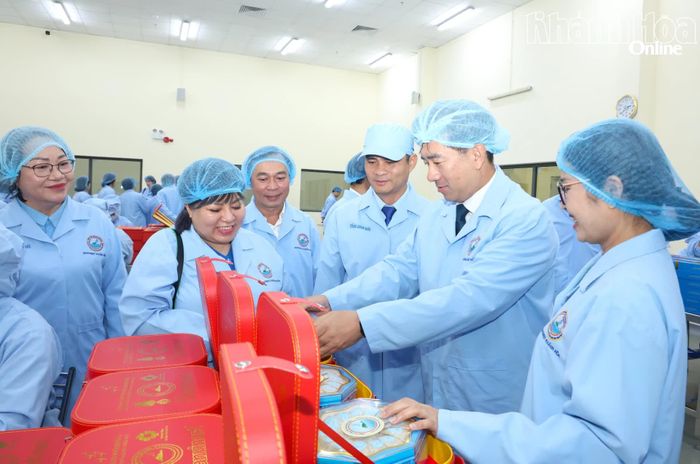 Lãnh đạo TP. Ulsan thăm khu vực đóng gói sản phẩm yến sào.