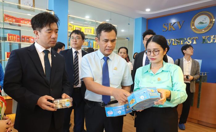 Lãnh đạo TP. Ulsan tìm hiểu các sản phẩm từ yến sào.
