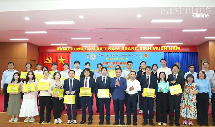Lãnh đạo Công ty Yến sào Khánh Hòa tặng quà lưu cho đoàn đại biểu TP. Ulsan​​​.