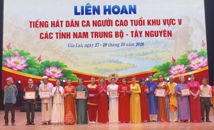 Các cá nhân đội văn nghệ Hội Người cao tuổi tỉnh Khánh Hòa nhận giải tiết mục xuất sắc tại liên hoan.