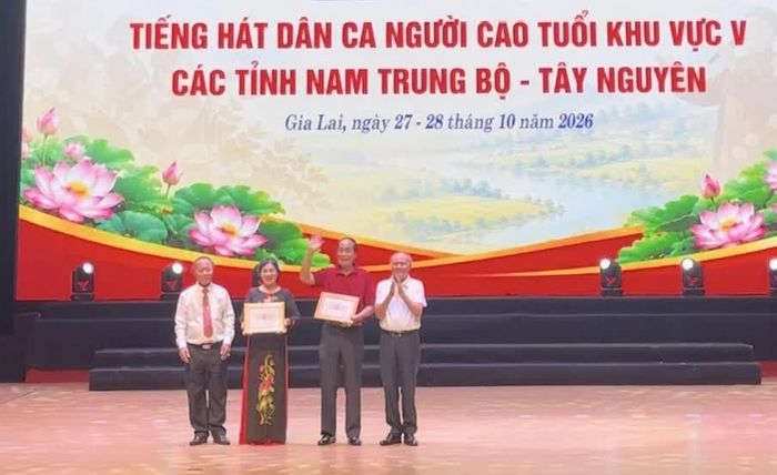 Hai hội viên người cao tuổi nhất tham gia liên hoan thuộc đội văn nghệ Hội Người cao tuổi tỉnh Khánh Hòa.