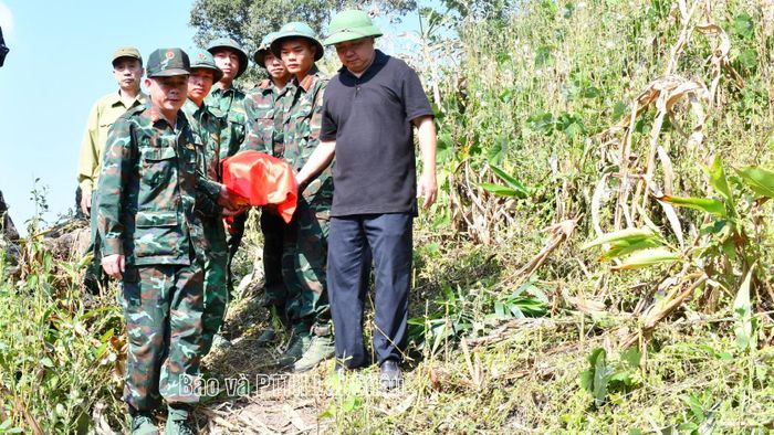 Lực lượng cất bốc di chuyển hài cốt liệt sĩ về Bệnh xá 40, Bộ Chỉ huy Quân sự tỉnh Lai Châu.