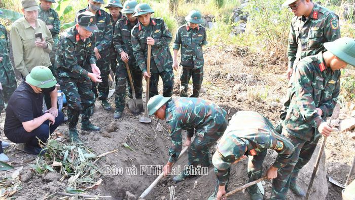Cán bộ, chiến sĩ Bộ Chỉ huy Quân tỉnh Lai Châu thực hiện cất bốc hài cốt liệt sĩ.