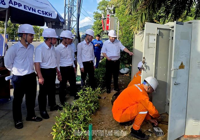 Lãnh đạo CTĐL Lai Châu kiểm tra công tác chủ động cấp điện tại Điện lực Đoàn Kết.