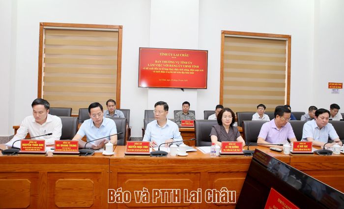 Các đại biểu dự buổi làm việc. 