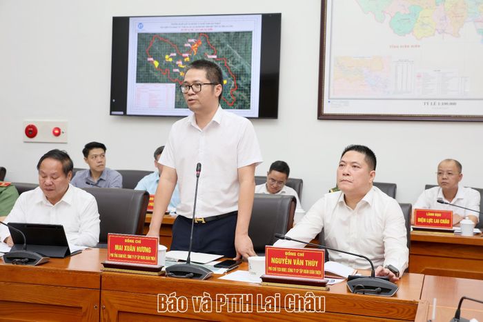 Đồng chí Mai Xuân Hương - Phó Tổng Giám đốc Công ty Cổ phần Tập đoàn Xuân Thiện trình bày đề xuất đầu tư tổ hợp thủy điện tích năng, điện mặt trời và lưới điện truyền tải trên địa bàn tỉnh Lai Châu. 