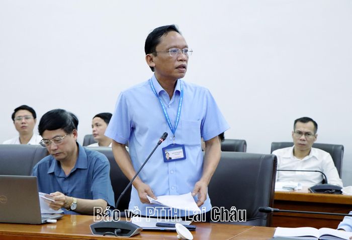 Các đại biểu tham gia thảo luận làm rõ các nội dung trong báo cáo.