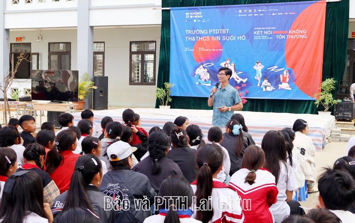 Đại diện các đơn vị phối hợp tổ chức thực hiện truyền thông trực tiếp cho các em học sinh.