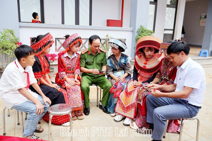 Đại diện Công an xã Sin Suối Hồ hướng dẫn các em cách nhận diện các thông tin xấu, độc.