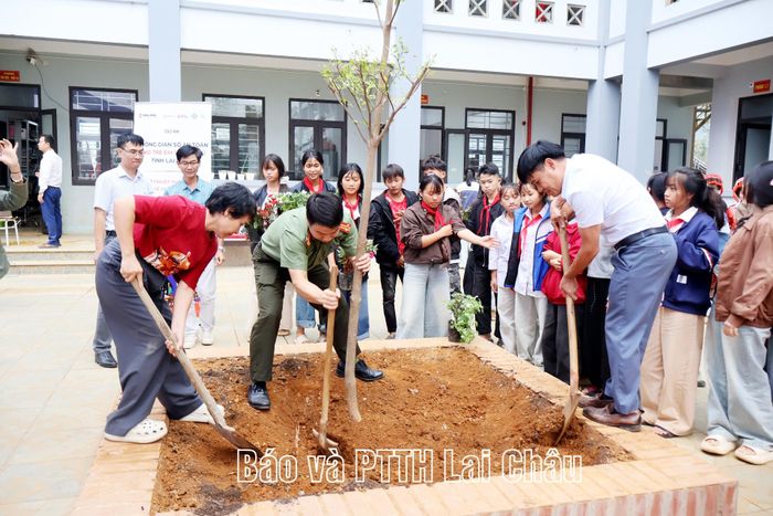 Trong khuôn khổ chương trình các đơn vị trồng cây lưu niệm tại nhà trường.